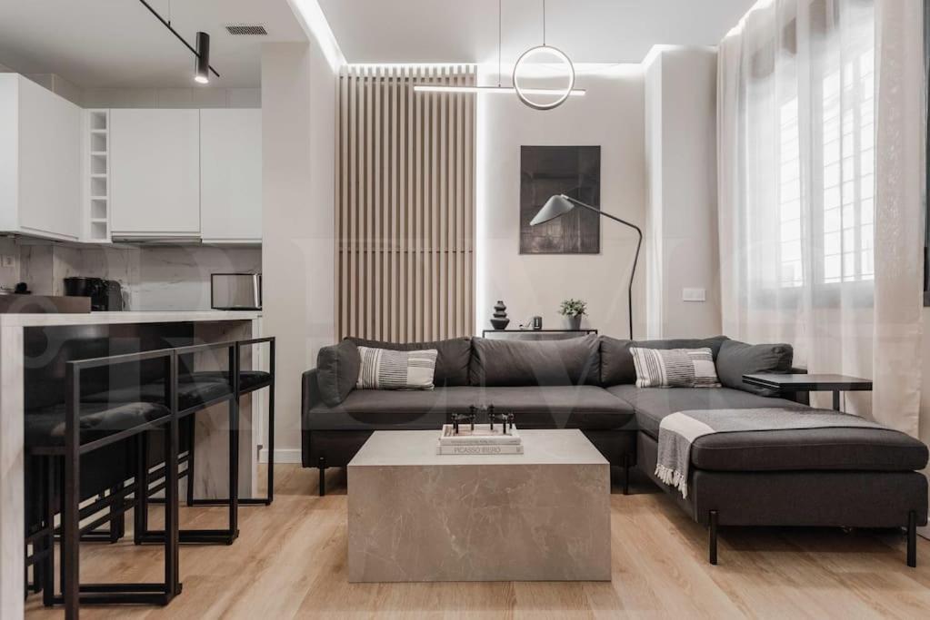 Contemporary Minimalist Apartment By Rems Малага Экстерьер фото