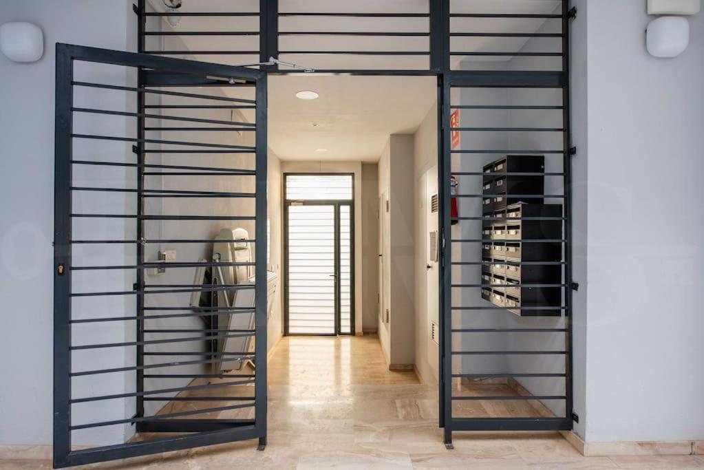 Contemporary Minimalist Apartment By Rems Малага Экстерьер фото