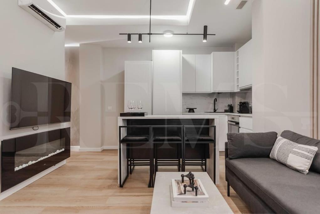 Contemporary Minimalist Apartment By Rems Малага Экстерьер фото