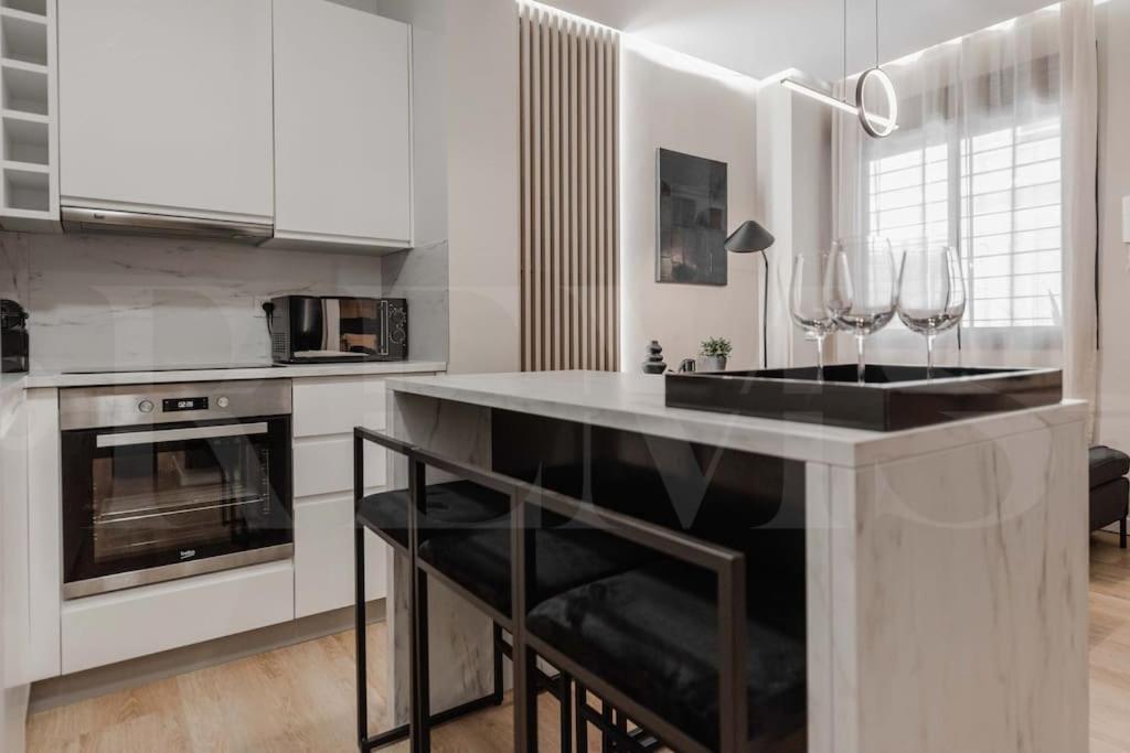 Contemporary Minimalist Apartment By Rems Малага Экстерьер фото