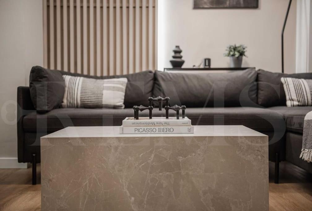 Contemporary Minimalist Apartment By Rems Малага Экстерьер фото