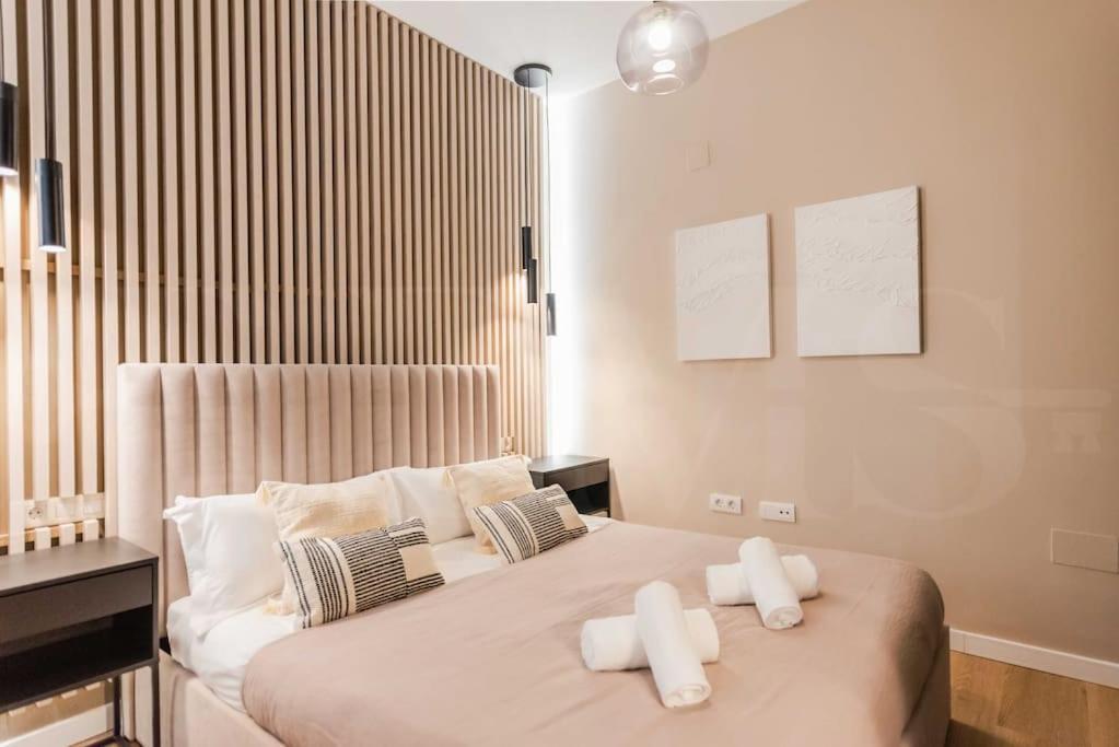 Contemporary Minimalist Apartment By Rems Малага Экстерьер фото